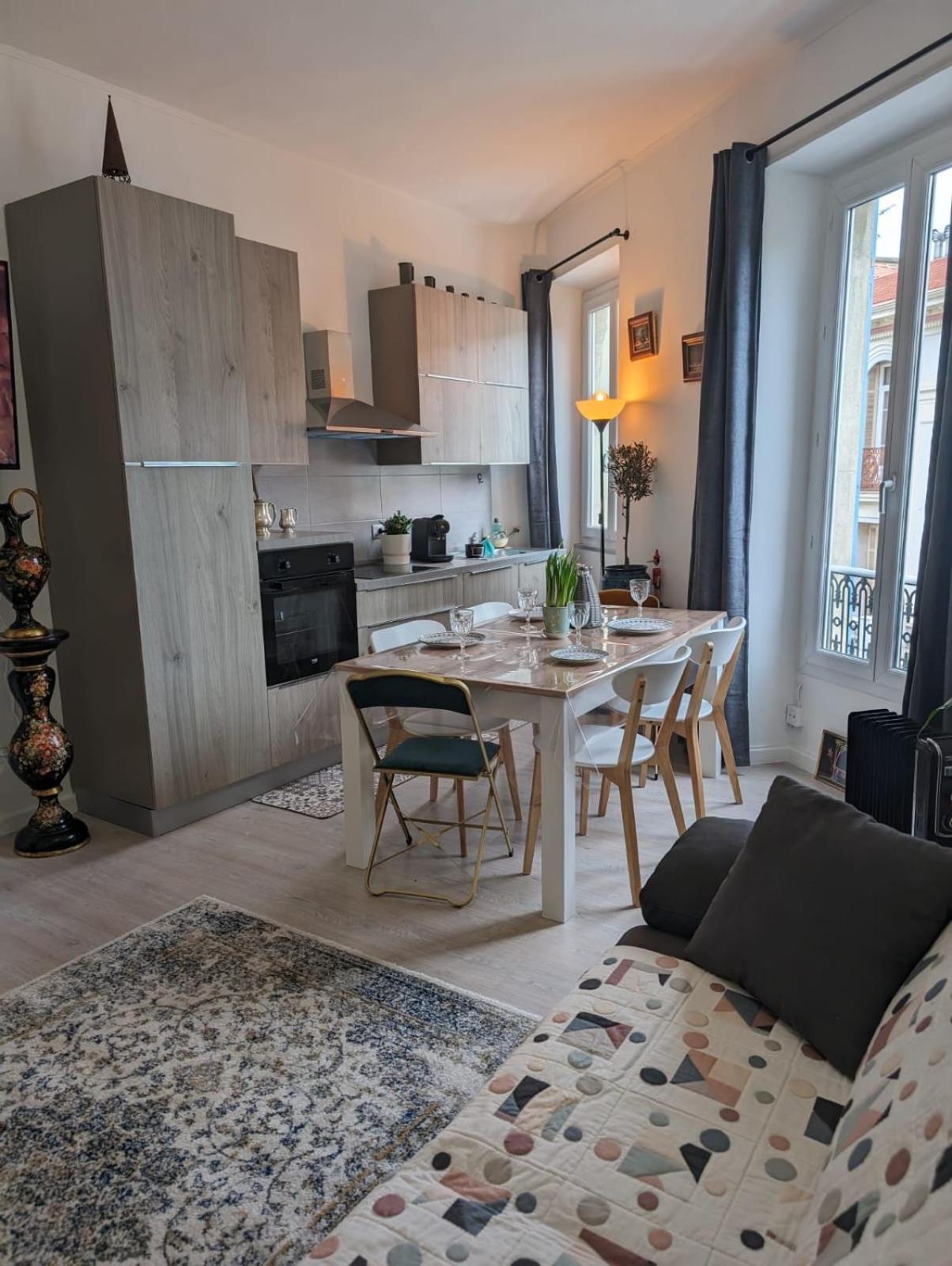 Apartment 2 Pieces , Centre , 100 Metres Des Plages.